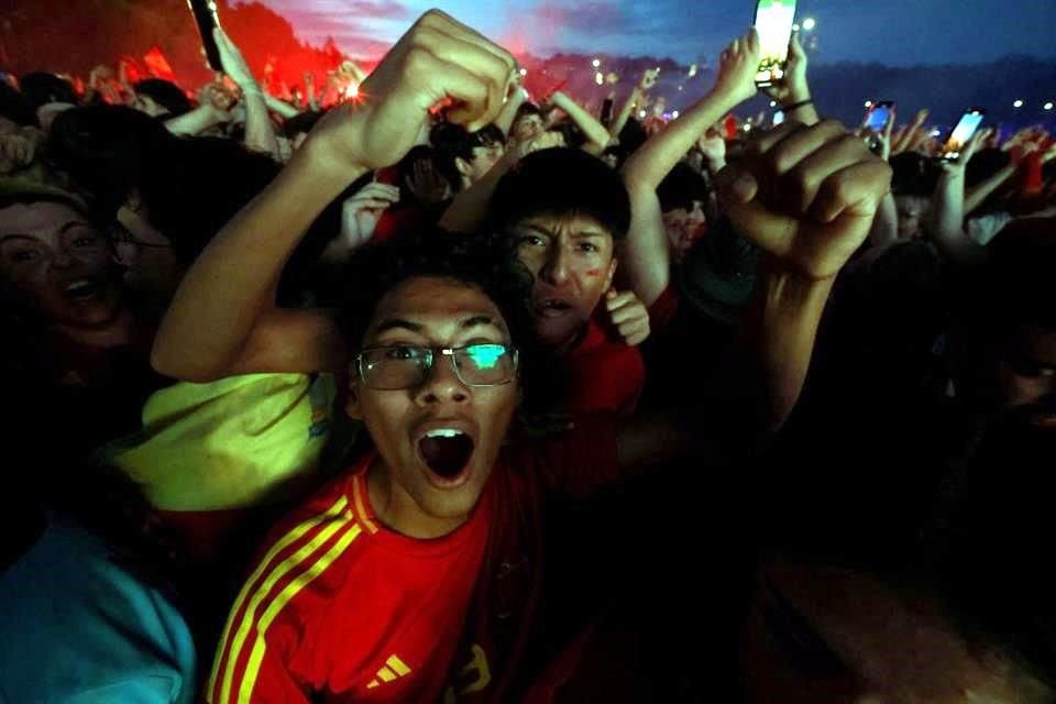 Las calles de Madrid se convirtieron en fiesta por el título de España.