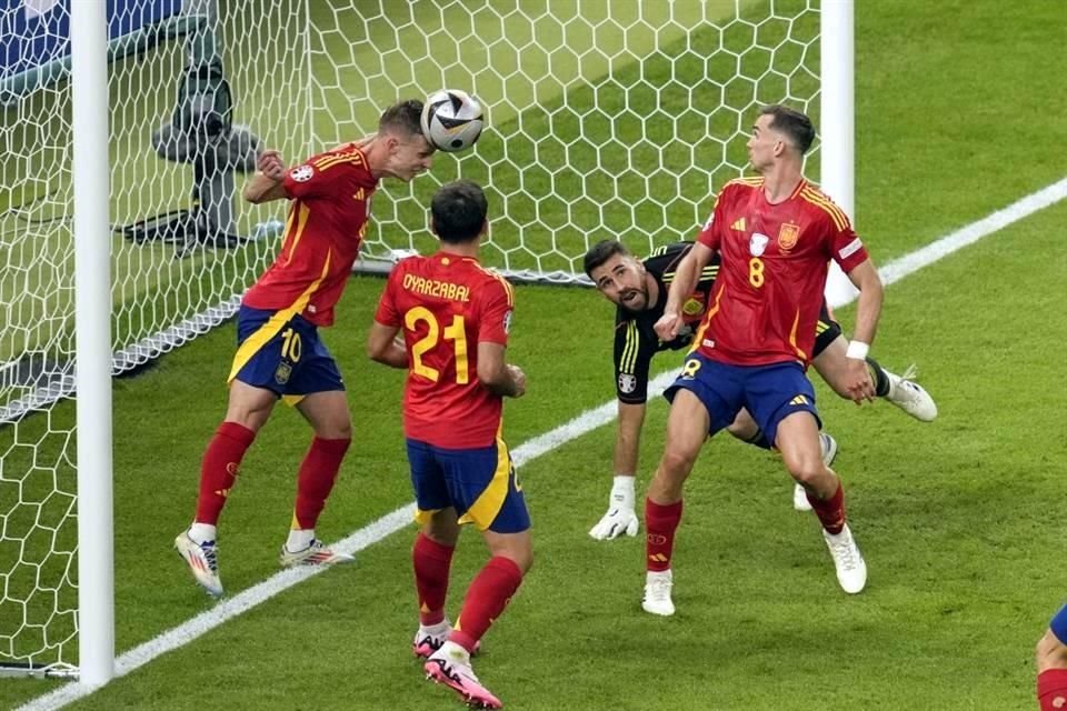 Dani Olmo sacó en la raya un disparo inglés para evitar el empate.