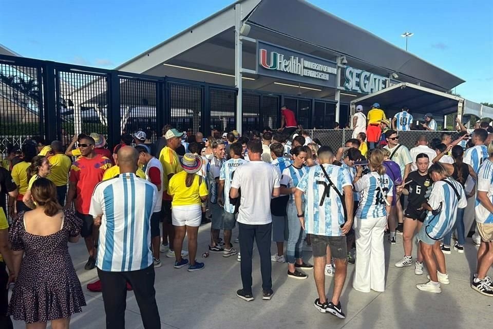 Así empezó el tumulto de gente que quería entrar al estadio antes de la Final entre Argentina y Colombia.