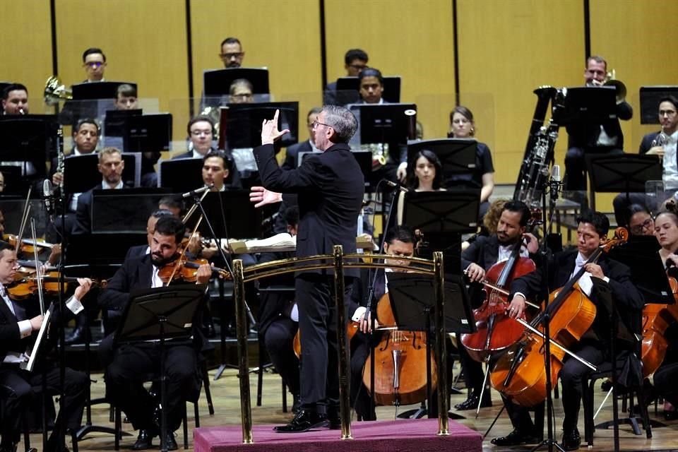 La Orquesta Filarmónica de Jalisco se ganó los aplausos y la ovación de pie en su concierto de clausura de temporada.