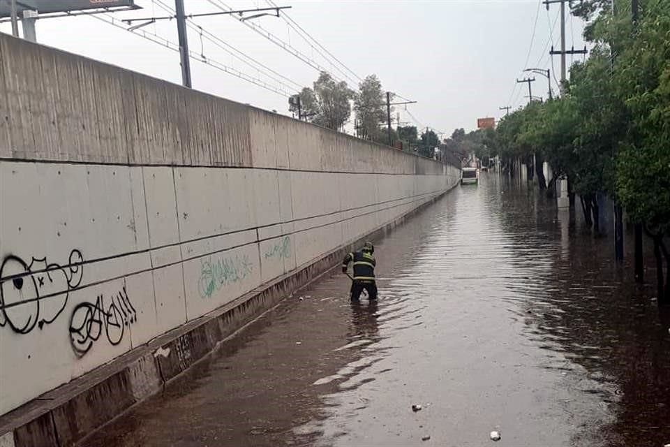 Avenida Tláhuac, a la altura de la Colonia Los Reyes registró una inundación.