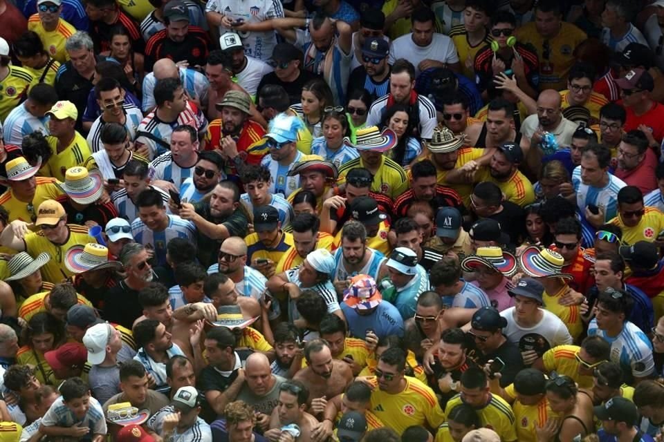 Arranque de Final de Copa América se retrasó media hora por disturbios causados por grupo de aficionados que ingresó sin boleto al estadio.