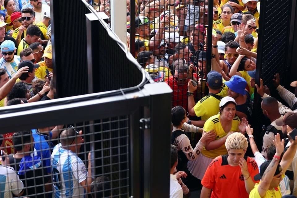 Arranque de Final de Copa América se retrasó media hora por disturbios causados por grupo de aficionados que ingresó sin boleto al estadio.