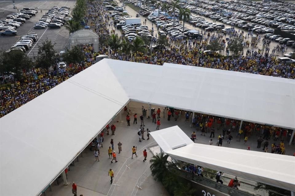 Miles de aficionados esperan a las afueras del Hard Rock para poder entrar a la Final de Copa América.