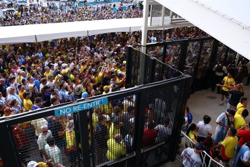 Arranque de Final de Copa América se retrasó media hora por disturbios causados por grupo de aficionados que ingresó sin boleto al estadio.