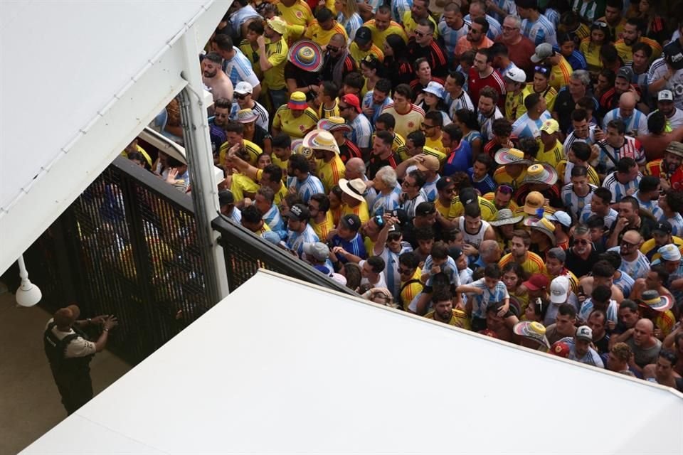 Aficionados de Colombia intentaron dar el portazo en la Final de Copa América.