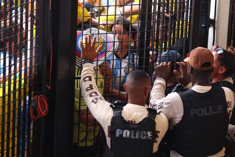 La Policía de Miami intentando contener a los aficionados que querían ingresar al Hard Rock Stadium.