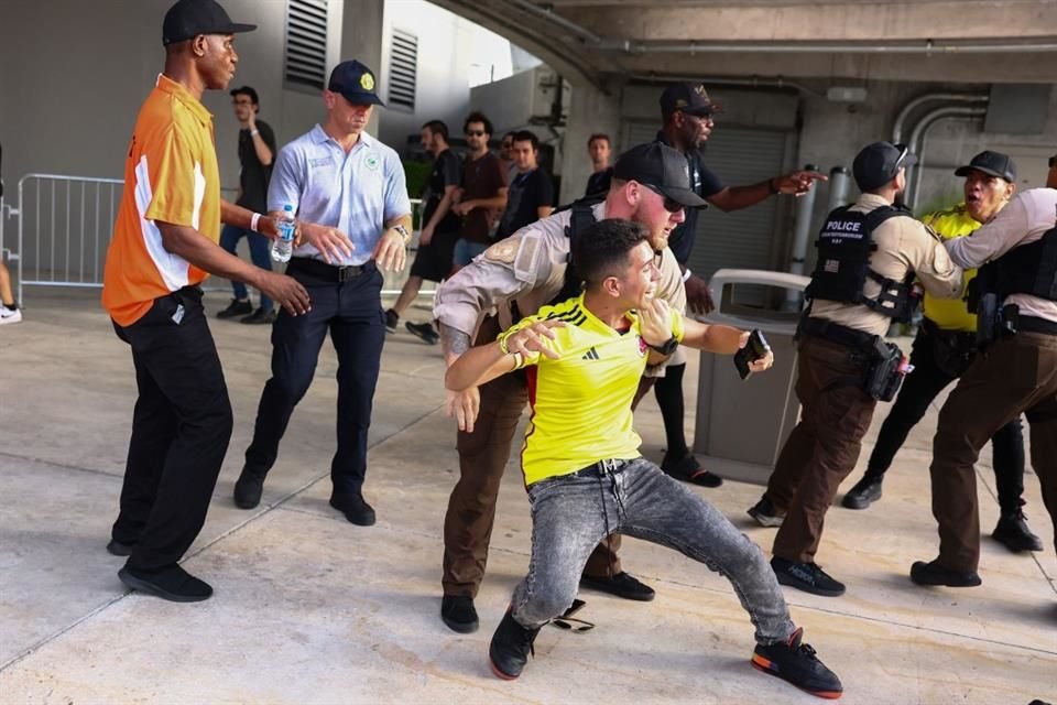 Aficionados colombianos intentaron entrar a la Final sin boleto y eso generó caos en los accesos del estadio de Miami.