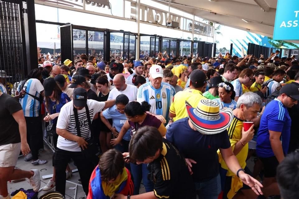 Miles de aficionados sin boleto intentaron ingresar a la fuerza al estadio en Miami.