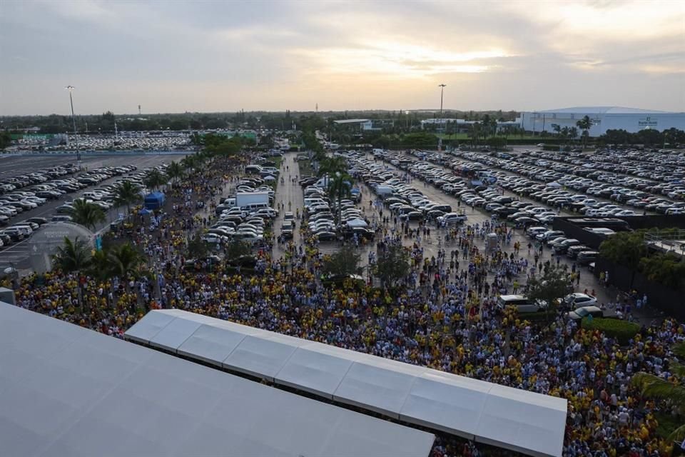 A las afueras del Hard Rock Stadium, todavía hay miles de aficionados que esperan entrar a la Final de Copa América.