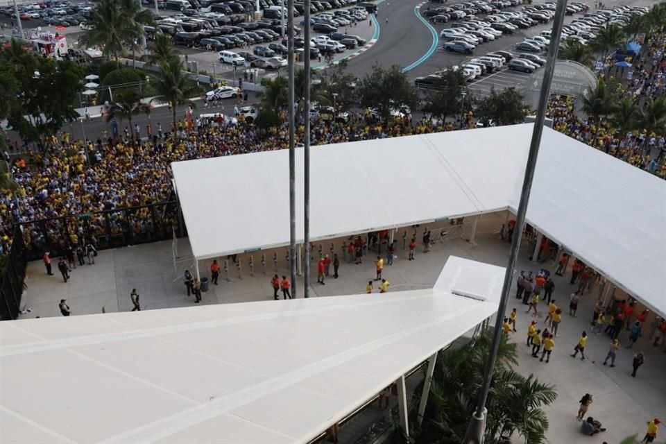 A las afueras del Hard Rock Stadium, miles de aficionados con boleto pagado siguen a la espera de entrar al recinto.