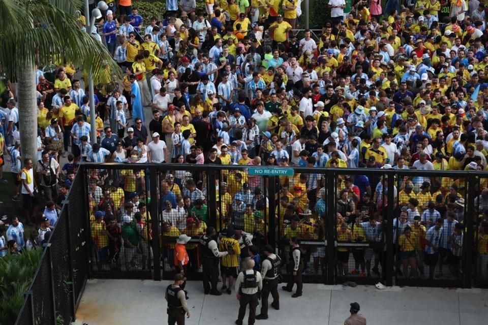 Miles de aficionados se reunieron a las afueras del Hard Rock Stadium para intentar ver la Final de Copa América.