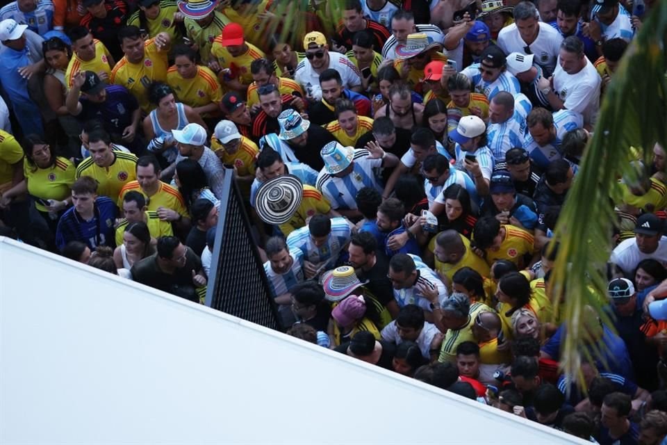 Después de un rato, las autoridades fueron rebasadas y abrieron las puertas del Hard Rock Stadium.