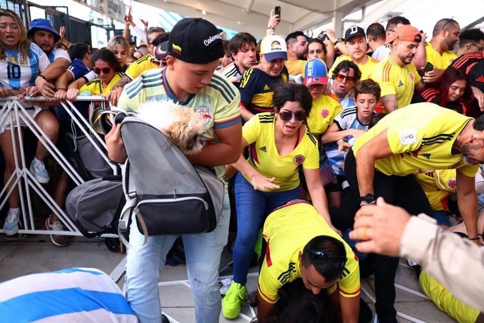 Este aficionado hasta con el perro cargó, sin importarle las reglas del inmueble.