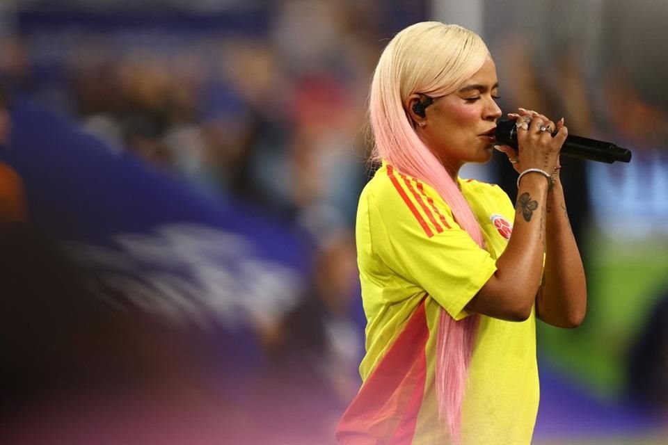 Karol G canta el himno nacional de Colombia antes del partido final de la CONMEBOL Copa América 2024 entre Argentina y Colombia.