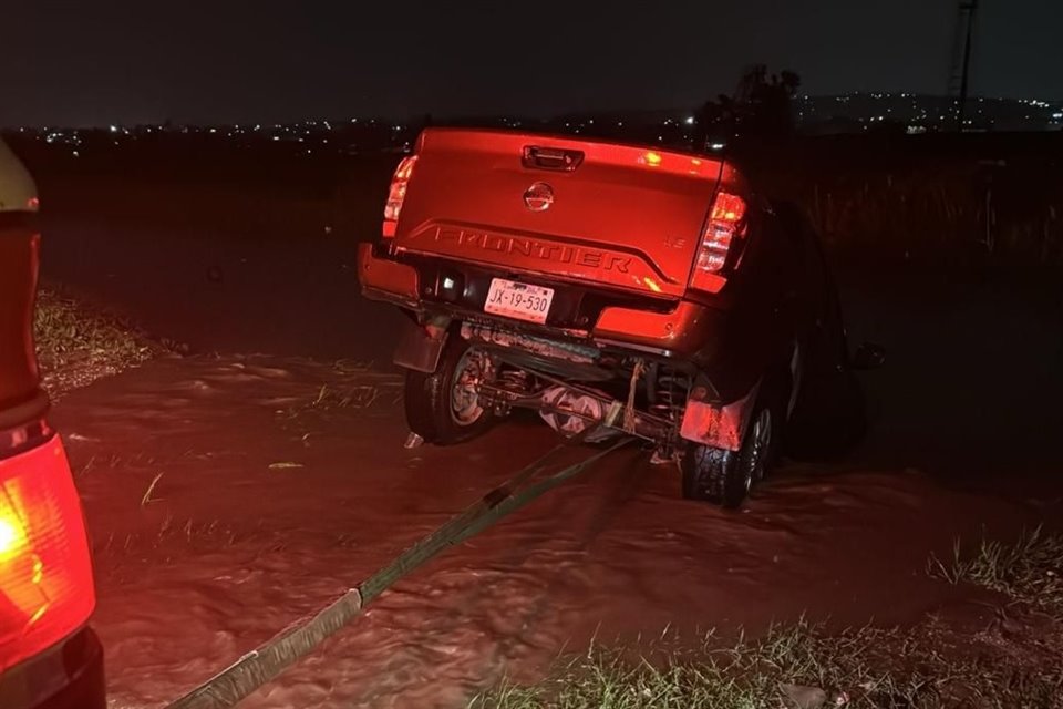 En San Martín de las Flores, una camioneta fue arrastrada por la corriente de un arroyo que atraviesa la zona, pero todos los tripulantes salieron ilesos. La unidad fue sacada de un canal. 