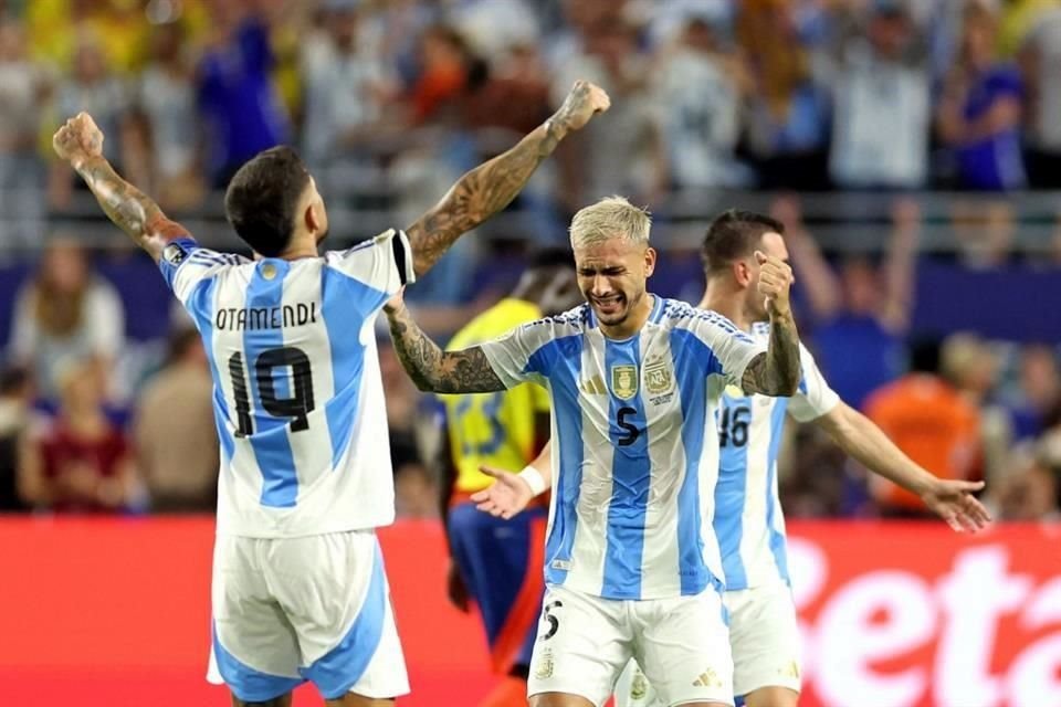 Leandro Paredes entró de cambio, pero respondió e hizo más fuerte la media cancha argentina.