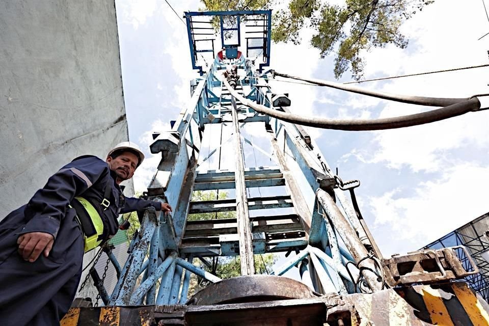 La extracción de agua del manto acuífero ocurre a través de pozos.