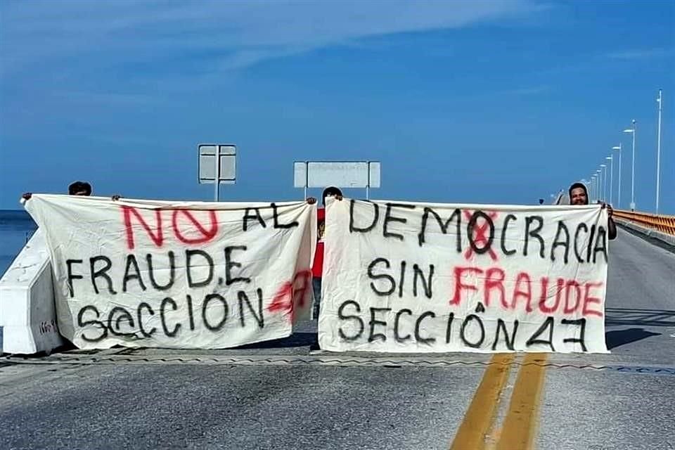 En Ciudad de Carmen, Campeche, petroleros bloquearon el puente Zacatal.