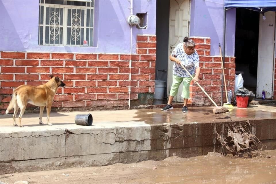 El agua con lodo irrumpió en 50 viviendas.