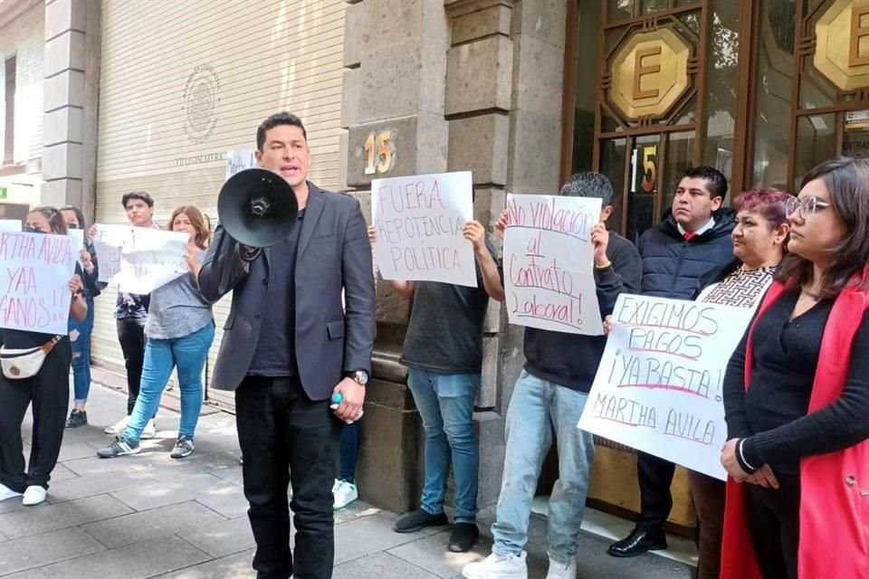 El diputado Carlos Fernández participó en una protesta en la que aseguró que fue sancionado por haber declinado a favor de Taboada.