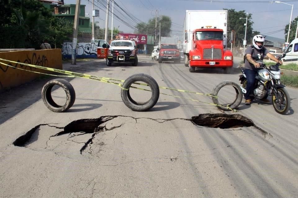 Se generó un socavón Camino Real a Colima, en la Colonia Los Cajetes, en Tlaquepaque. 