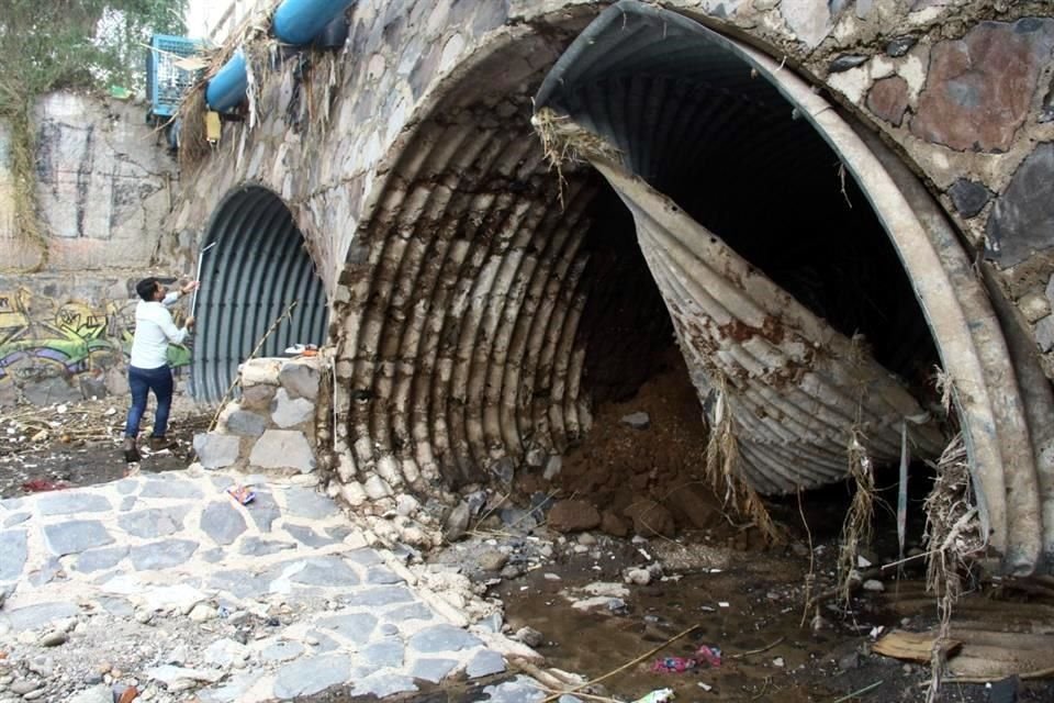 El cárcamo de un puente de un canal de agua pluviales se desprendió, generando el socavón.  