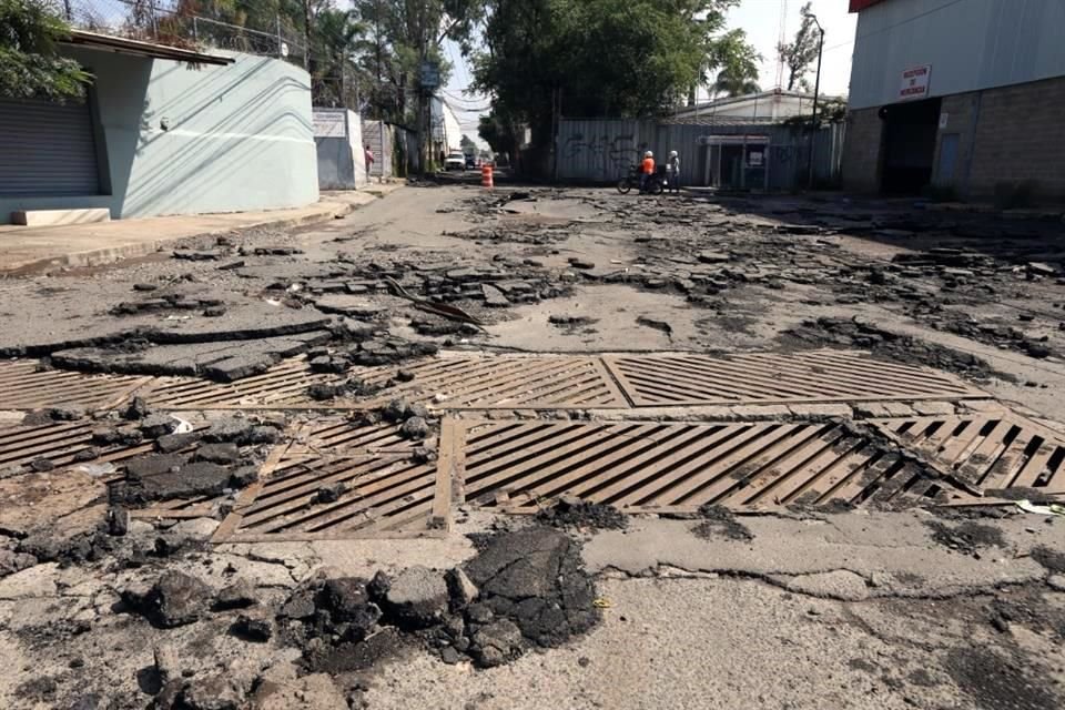 Se levantó el asfalto en la Calle José Guadalupe Gallo, entre Camino Real a Colima y Avenida La Tijera, en la Colonia La Tijera.