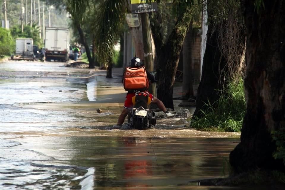 La Calle Santa Cruz del Valle y San Fernando permanecía inundada ayer por la mañana.