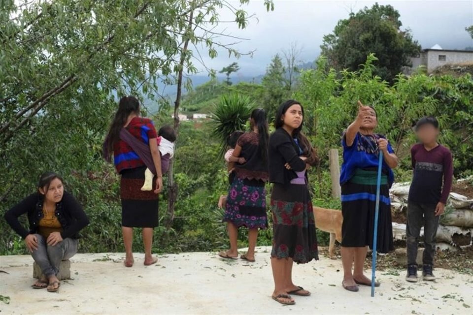 El ataque provocó que niñas, niños, mujeres y hombres se refugiaron en una escuela dentro de la misma comunidad, sin embargo, aseguran que sus casas han sido saqueadas.
