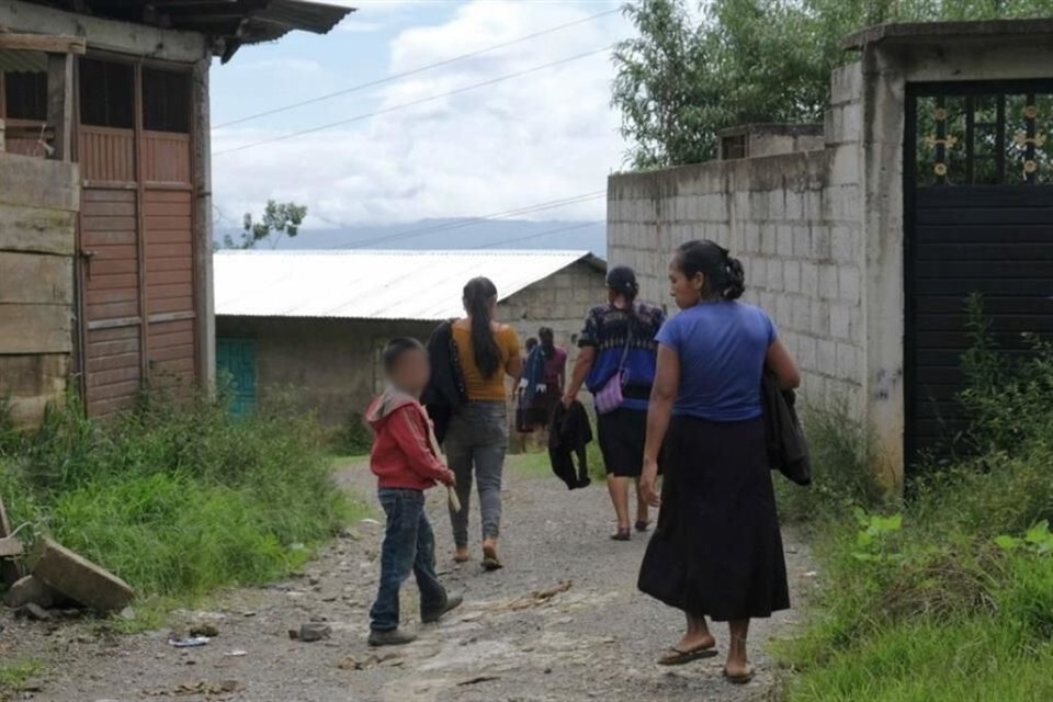 Familias en Chenalhó que clamaron ayuda tras huir de su comunidad por la  violencia entre grupos armados.