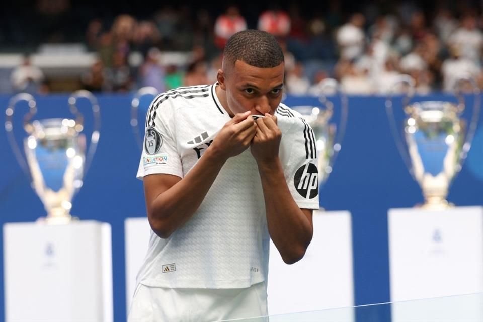Kylian Mbappé besó el escudo de su nuevo equipo.