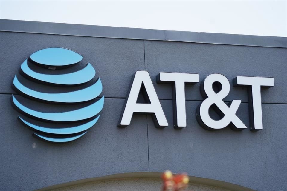 AT&T registró una caída en sus ingresos debido a la depreciación cambiaria.