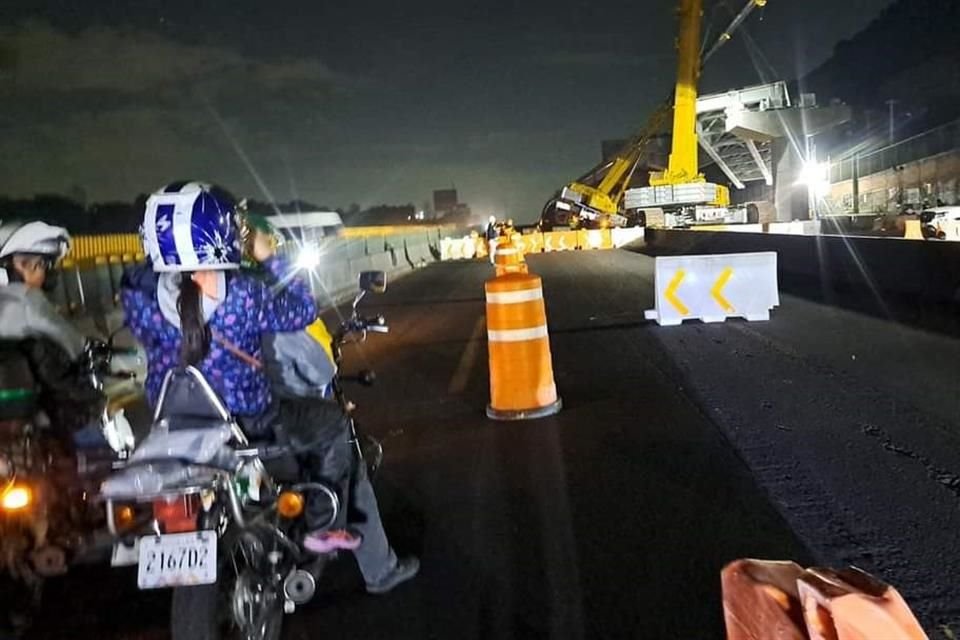 Trabajadores operaban grúas para colocar una estructura; sin embargo, al momento de elevarla, a una le ganó el peso y quedó inclinada.