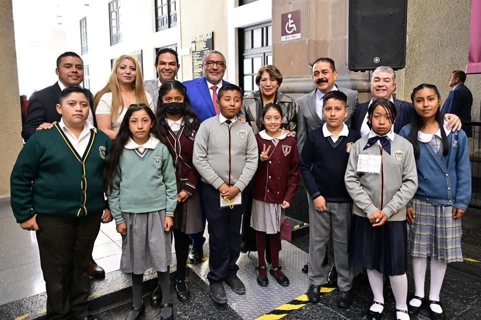 Vargas sorprendió ayer al acudir a un evento de entrega de becas que encabezó la Gobernadora Delfina Gómez.