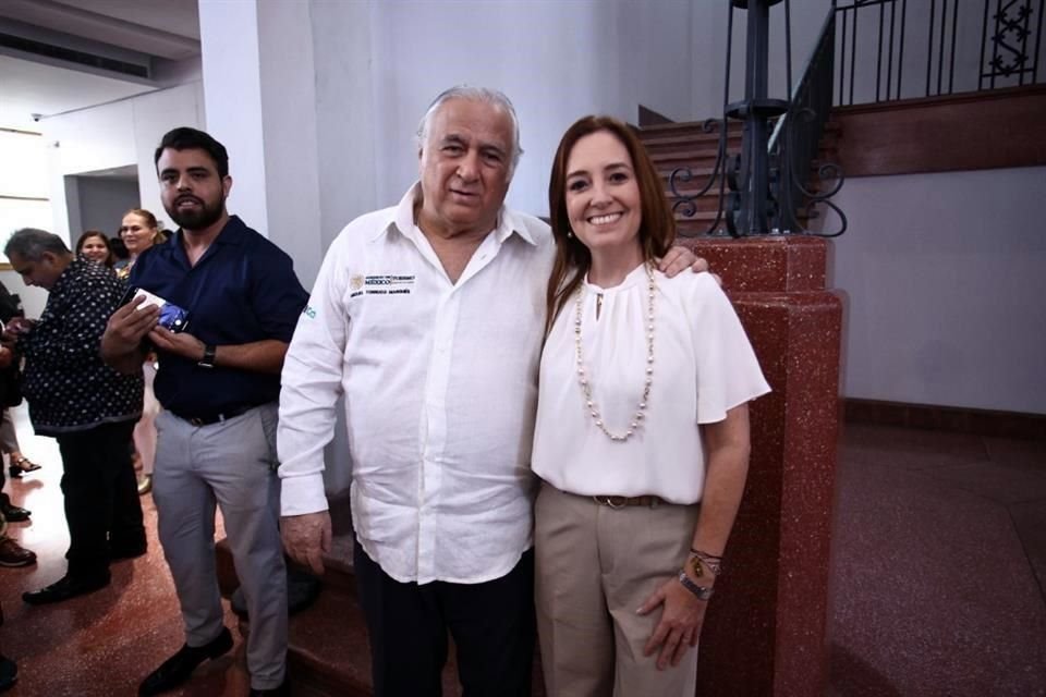 Maricarmen Martínez, Secretaria de Turismo de NL, posa junto a Miguel Torruco, titular federal de la Secretaría de Turismo