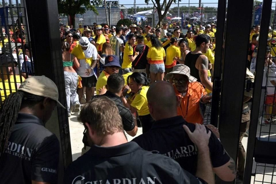 Personas sin boleto habrían sido el problema.