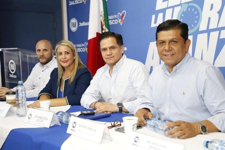 En reunión con Alcaldes electos del PAN, su líder estatal, Juan Pablo Colín (centro), les urgió a dar resultados que beneficien al partido blanquiazul y a ciudadanos.