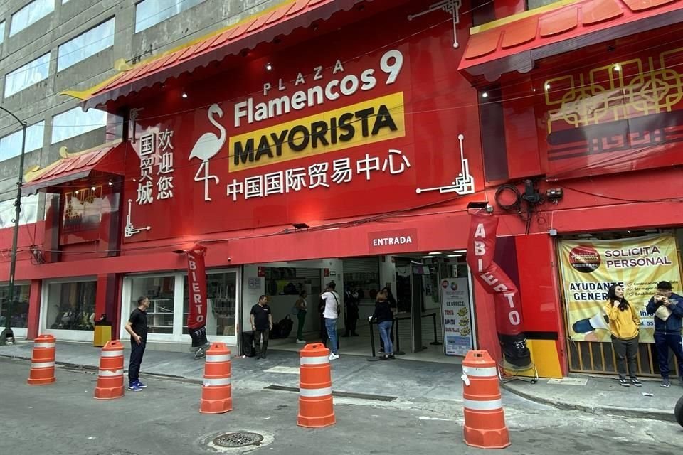 TRANSFORMACIÓN. Los cientos de cajones de estacionamiento fueron acondicionados para operar ahora como locales y bodegas de productos de China.