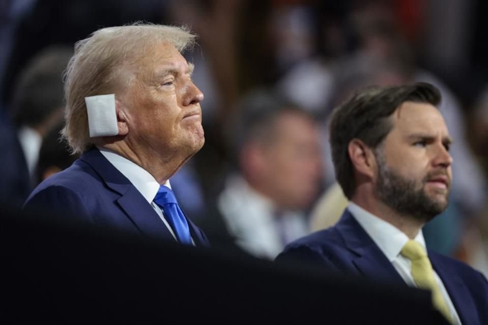 El ex Presidente Donald Trump y su compañero de fórmula J. D. Vance durante la Convención Nacional Republicana.