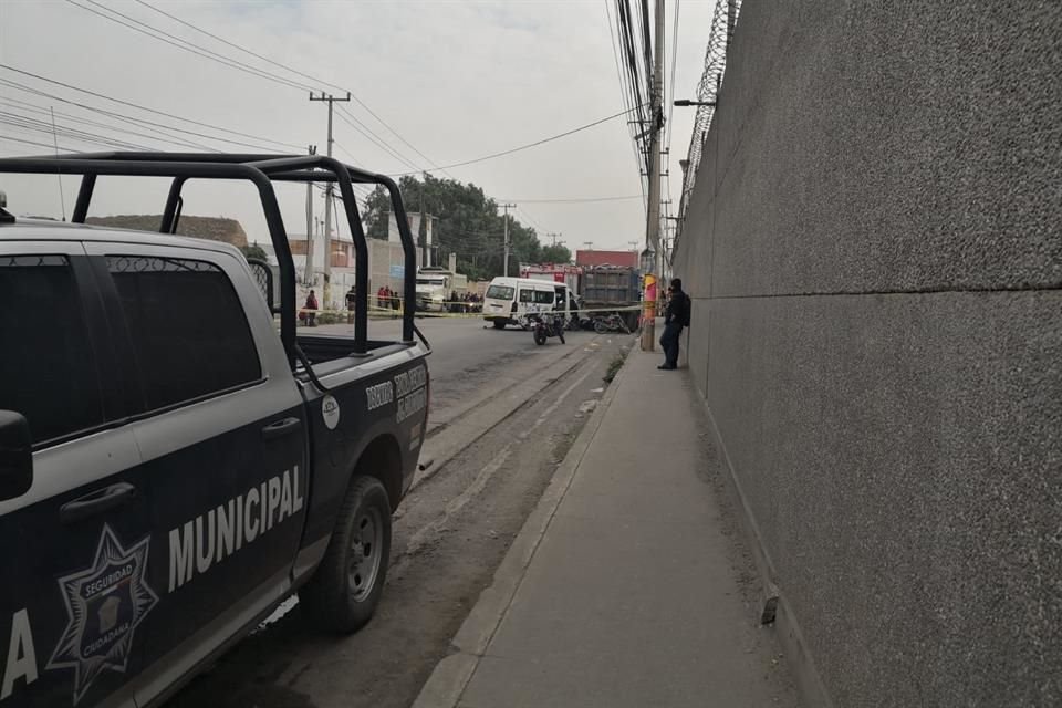 Bomberos y paramédicos de Protección Civil atendieron a los lesionados y trasladaron a un hospital a algunos de ellos.