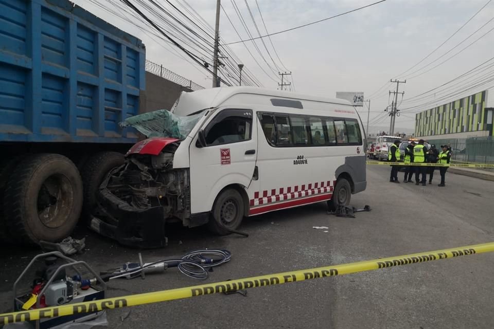 La unidad de la Ruta 13 de junio se estrelló contra un camión de volteo que se hallaba estacionado sobre Avenida Benito Juárez.