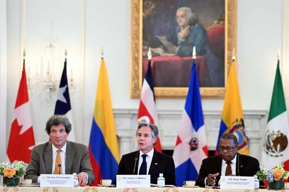 El secretario de Estado de Estados Unidos, Antony Blinken (centro), habla durante la reunión ministerial de asuntos exteriores de la Asociación de las Américas para la Prosperidad Económica.