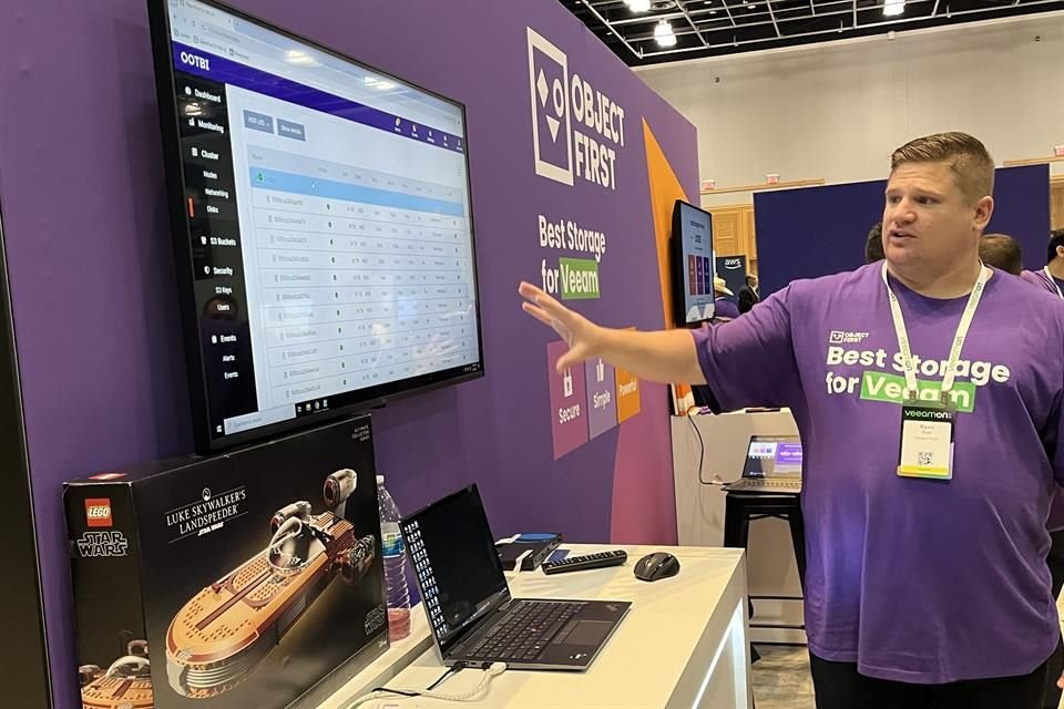 Uno de los objetivos de Veeam fue evangelizar a los asistentes en ciberseguridad y detallar la importancia de contar con una plataforma que respalde los datos vitales de una empresa.