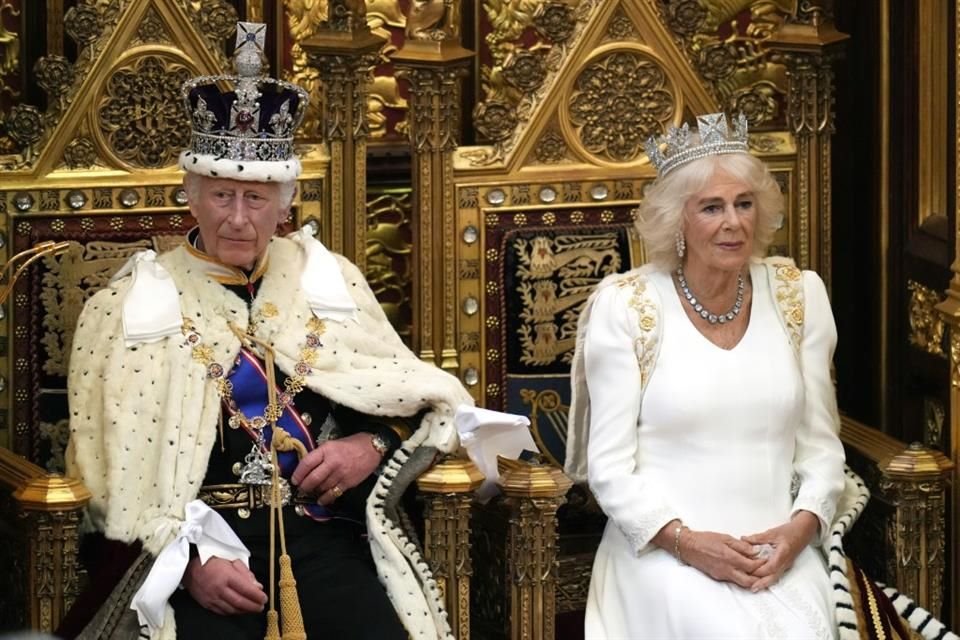 La pompa se adueñó de la apertura del Parlamento británico donde Carlos III y Camila lucieron coronas históricas y atuendos ceremoniales.