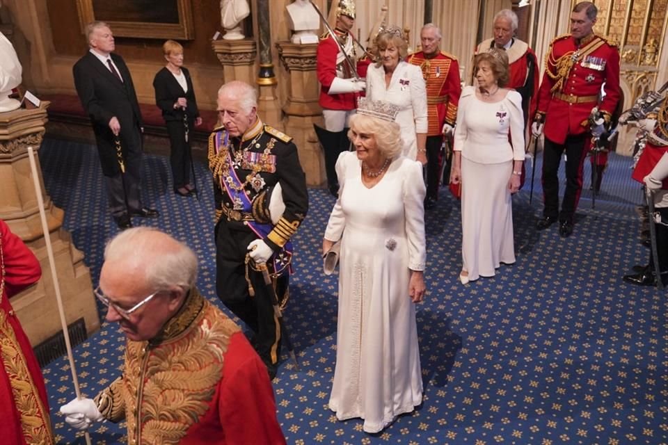 Los reyes británicos revivieron sus atuendos ceremoniales para el evento político. 