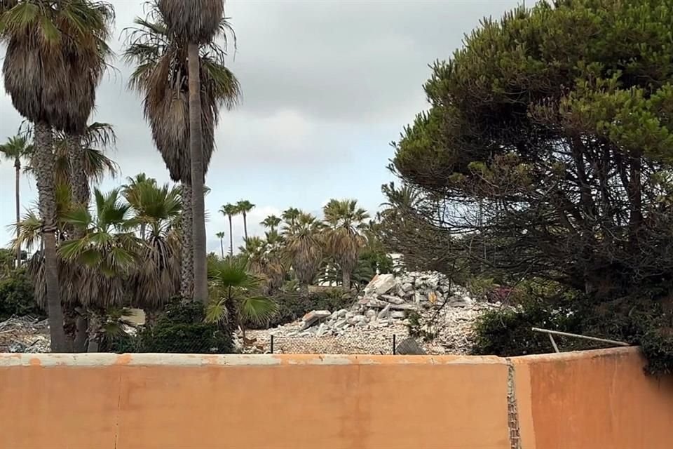 La residencia fue demolida después de ser declarada ilegal por su construcción en terreno natural.