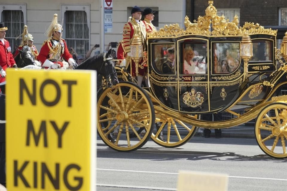 El carruaje de Jubileo de Diamante brilló en la procesión a pesar de que se registraron protestas contra la monarquía.