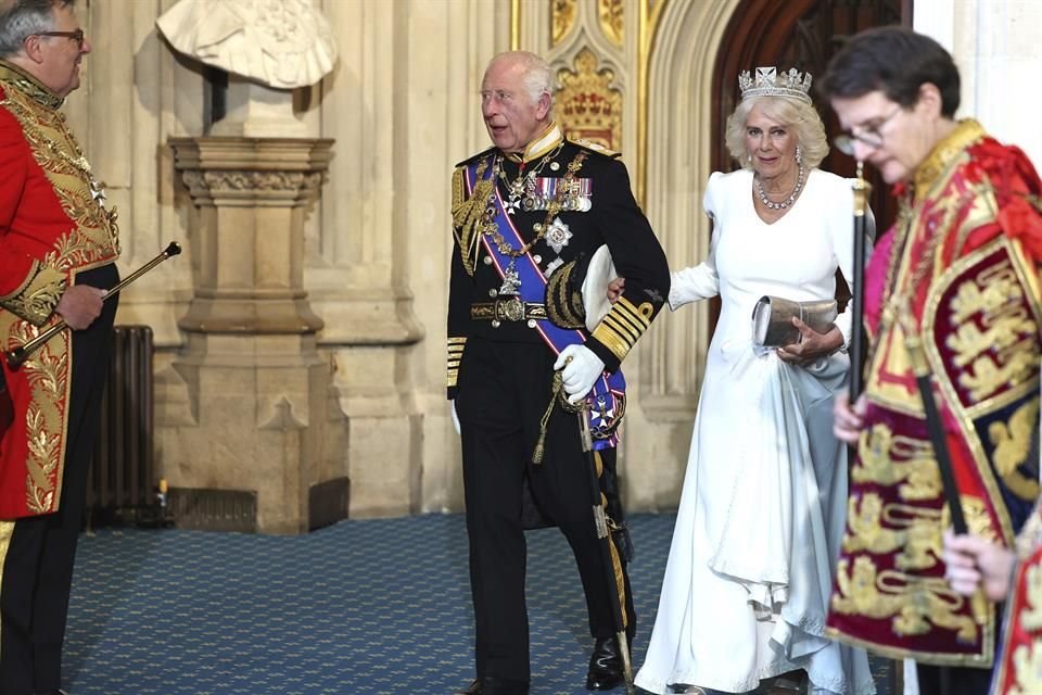 El monarca lució su uniforme militar, mientras que la reina retomó su vestido de la coronación.