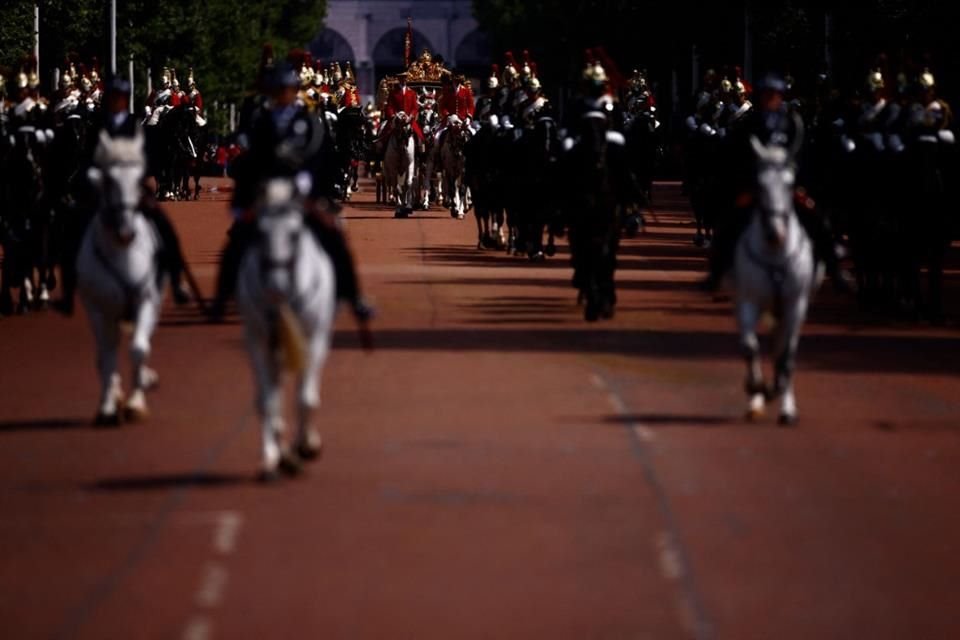 El Regimiento de la Caballería Montada de la Casa Real encabezó la procesión hacia las Cámaras del Parlamento.